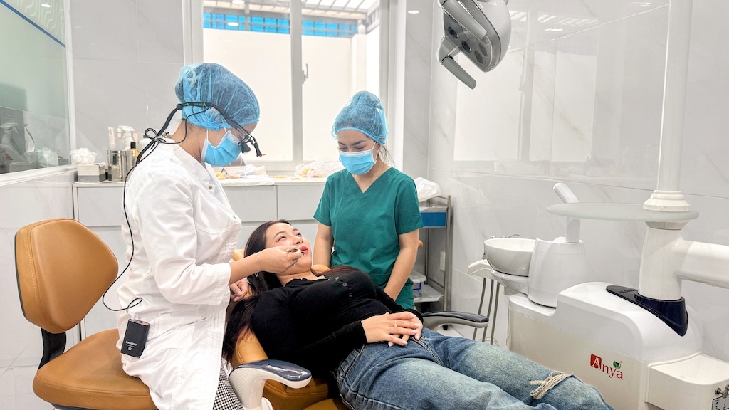 Oral surgeon performing wisdom tooth extraction at Lina Dental Clinic Ho Chi Minh City